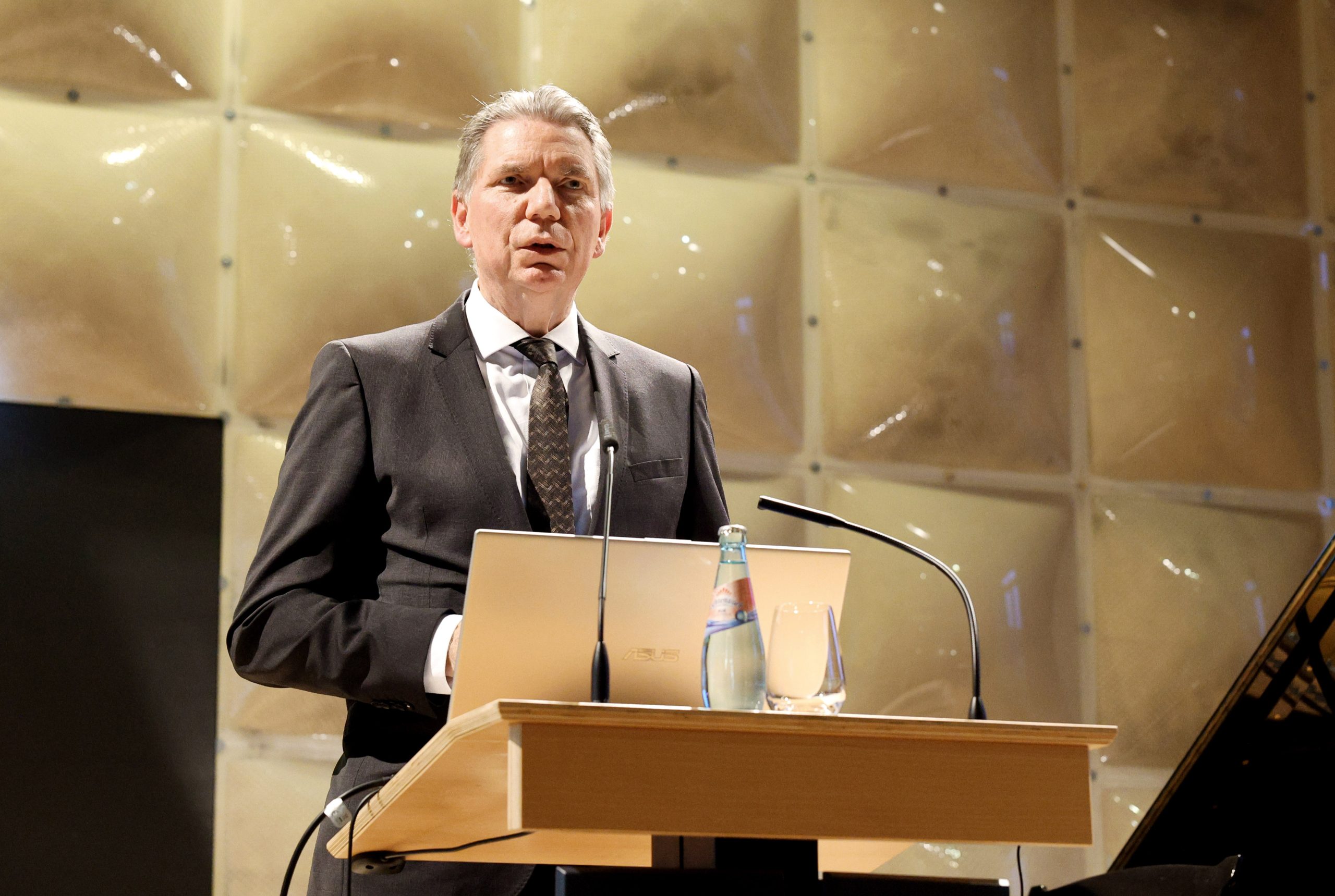 Festsitzung